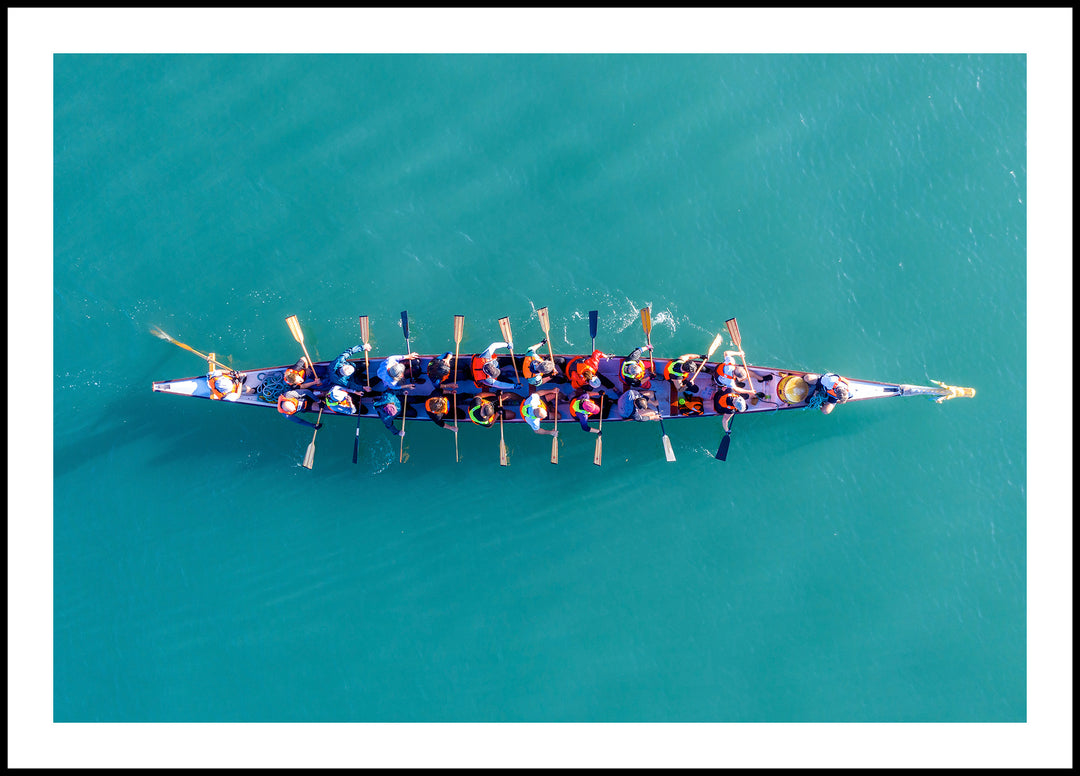 Poster Dragon boat team rowing to the rhythm of the deck drummer