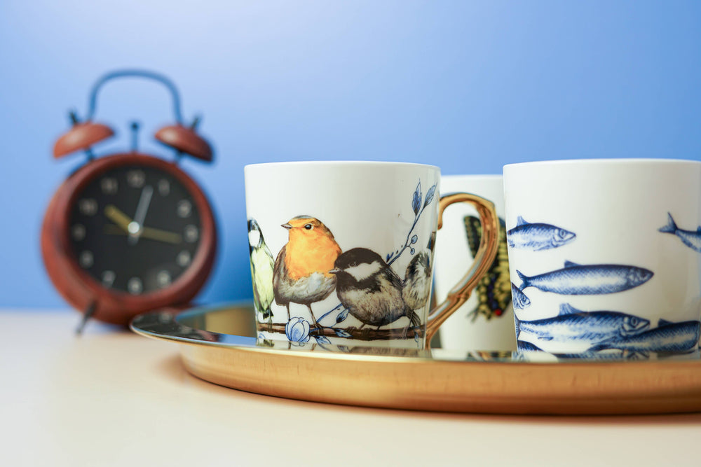 Ceramiczny kubek ze złotym uchem – Leśne ptaki