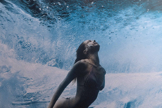 Obraz Kobieta nurkująca w oceanie