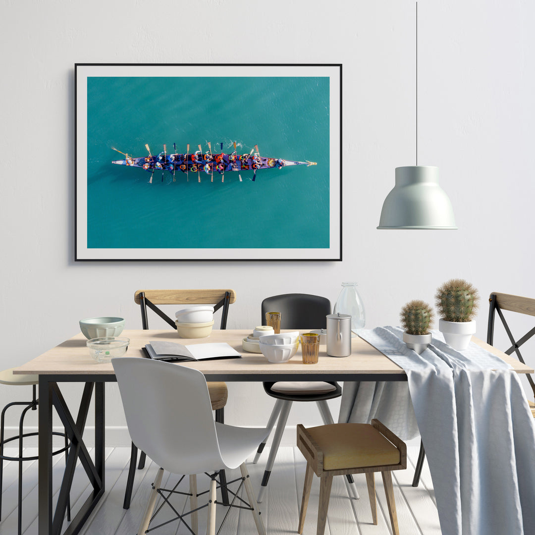 Plakat Drużyna smoczych łodzi wiosłująca w rytm bębniarza pokładowego